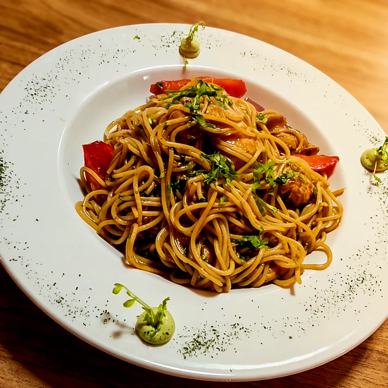 Espagueti Salteado de Pollo