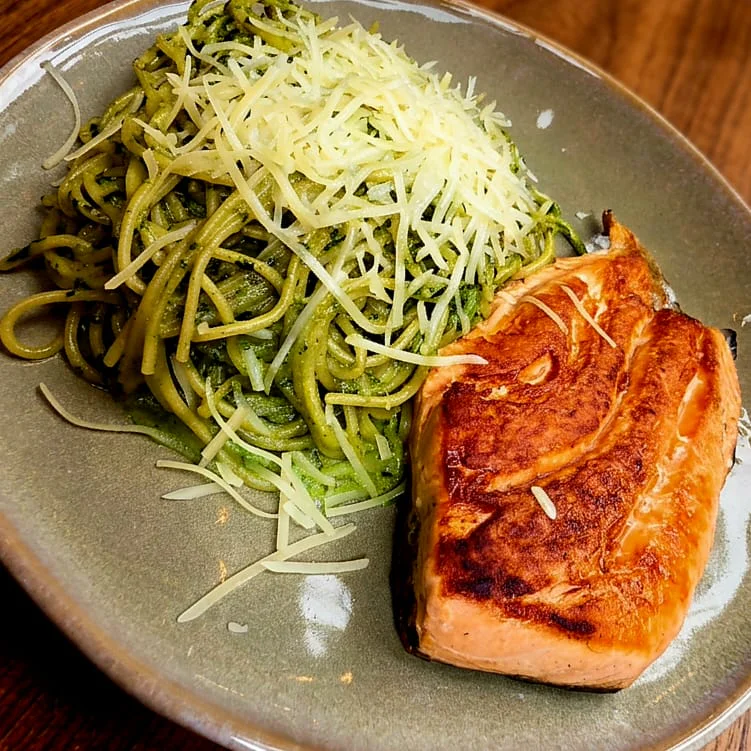 Spaguettti pesto con salmón a la plancha