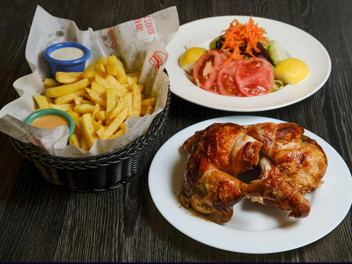 ½ Pollo con papas fritas y ensalada