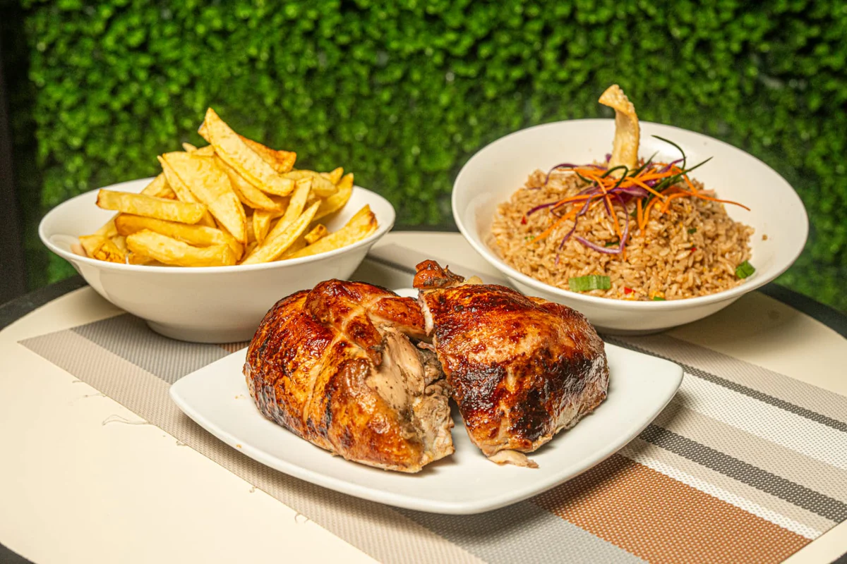 ½ Pollo con arroz chaufa y papas fritas